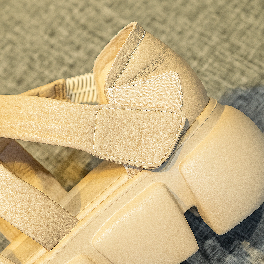 Sandale gladiateur en cuir pour femme, modèle Présence par Azilini, look affirmé et enfilage facile