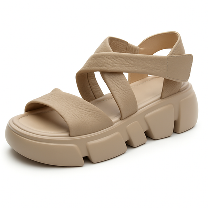 Sandale gladiateur en cuir pour femme, modèle Présence par Azilini, look affirmé et enfilage facile